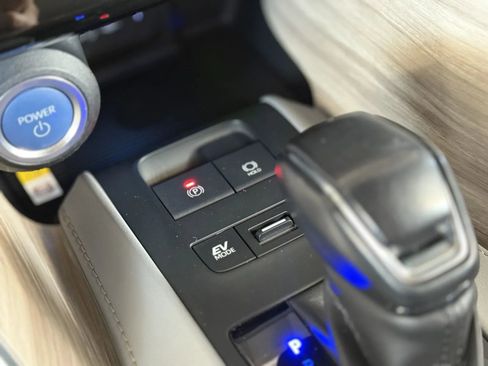 Used 2021 Toyota Venza Limited image 34