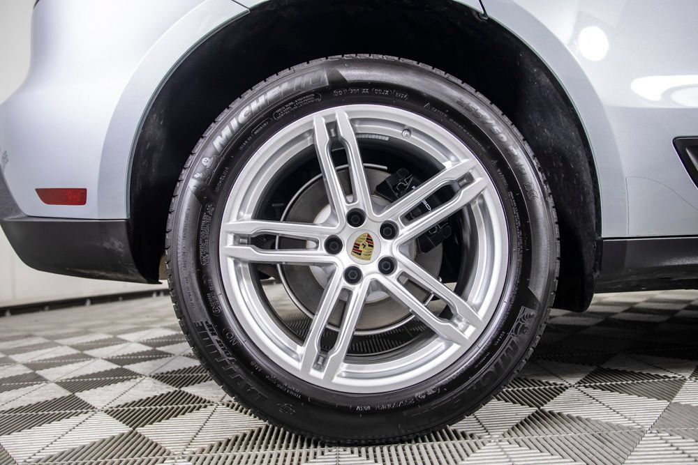 Used 2025 Porsche Macan Turbo AWD/4WD image 40