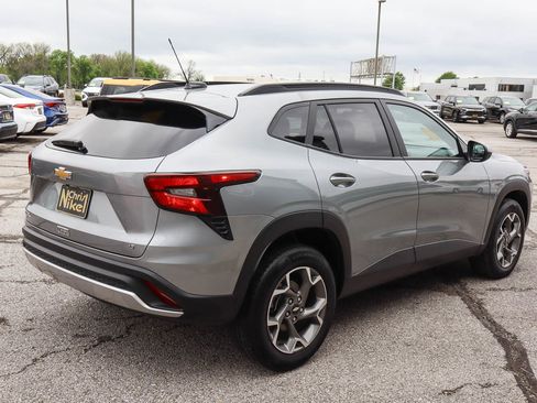 Used 2025 Chevrolet Trax LT image 4