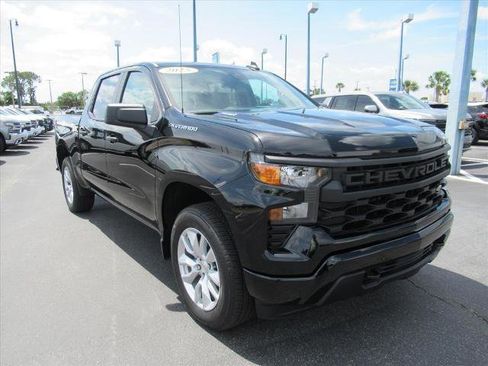 Used 2025 Chevrolet Silverado 1500 Custom image 3