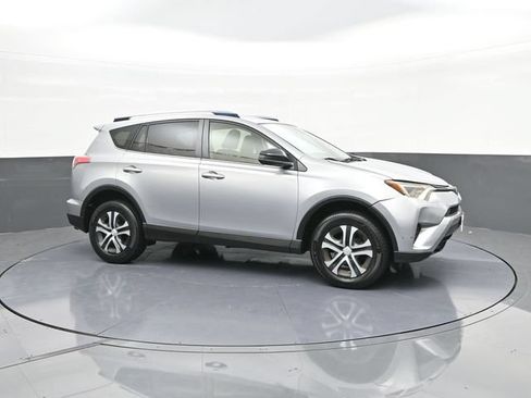 Used 2018 Toyota RAV4 LE FWD image 16