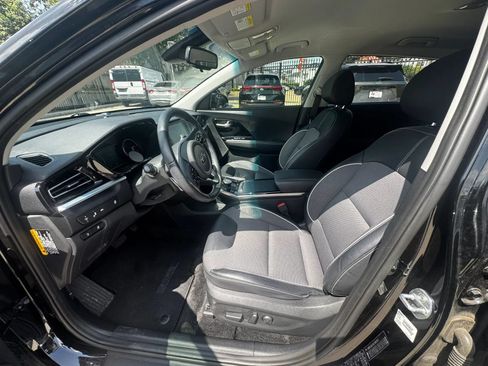 Used 2020 Kia Niro EX FWD image 2