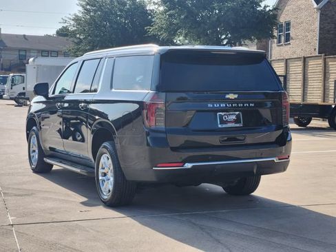 Used 2025 Chevrolet Suburban LS RWD image 3