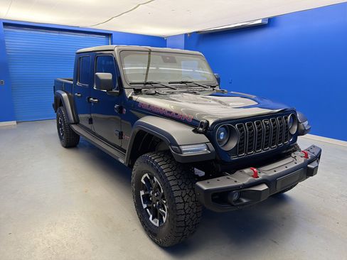 Used 2024 Jeep Gladiator Rubicon w/ Technology Group image 2