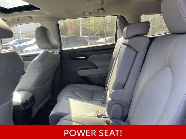 Used 2023 Toyota Highlander XLE AWD/4WD image 11