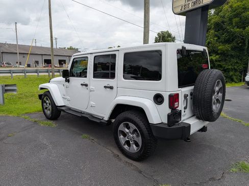 Used 2016 Jeep Wrangler Unlimited Sahara w/ Connectivity Group AWD/4WD image 3