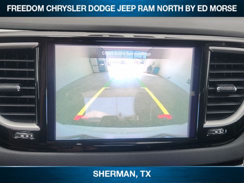 Used 2023 Chrysler Pacifica Touring-L FWD image 12