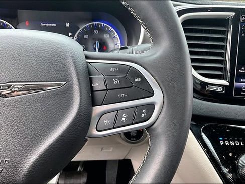 Used 2023 Chrysler Pacifica Touring-L FWD image 12