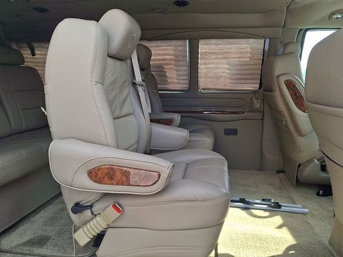 Used 2018 Chevrolet Express 2500 w/ Enhanced Convenience Package image 9