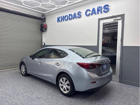 Used 2018 MAZDA MAZDA3 Sport FWD image 3