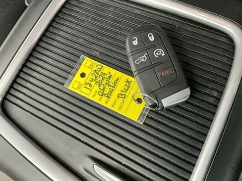 Used 2024 Chrysler Pacifica Touring-L image 31