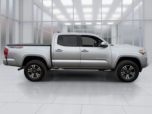 Used 2017 Toyota Tacoma TRD Sport AWD/4WD image 7