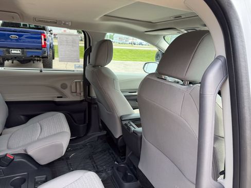 Used 2023 Toyota Sienna LE w/ LE Plus Package FWD image 19