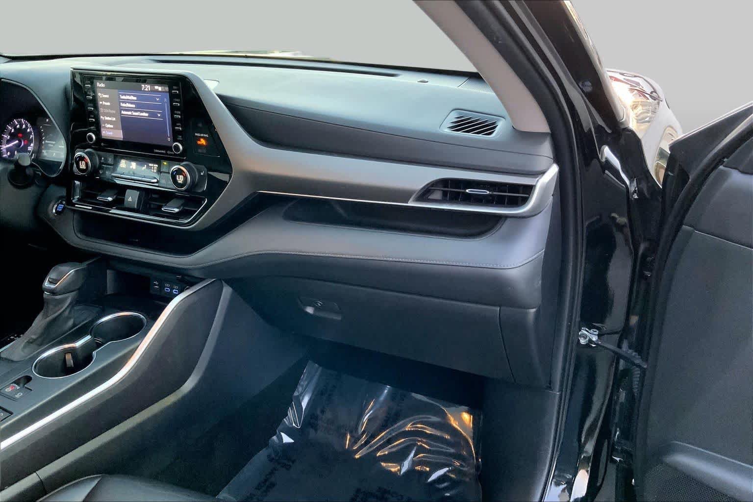 Used 2022 Toyota Highlander XLE FWD image 16