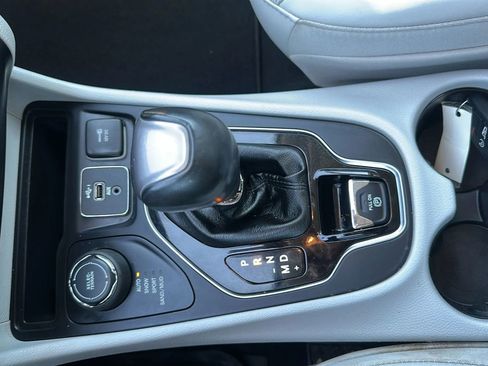 Used 2019 Jeep Cherokee Limited image 26