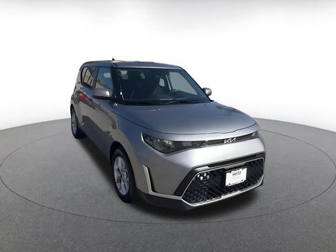 Used 2025 Kia Soul LX w/ LX Technology Package image 3
