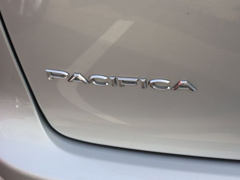 Used 2023 Chrysler Pacifica Touring-L image 15