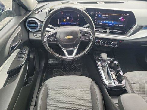 Used 2024 Chevrolet Trax LT w/ Sunroof Package FWD image 14