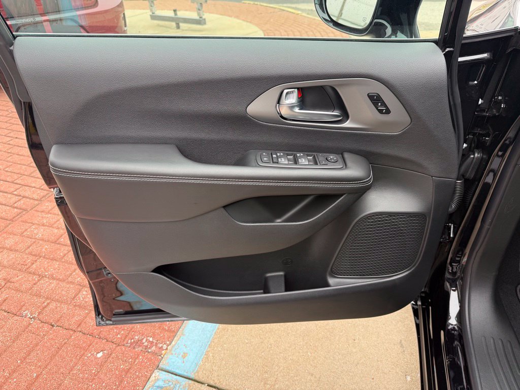 New 2027 Chrysler Pacifica Select FWD image 23