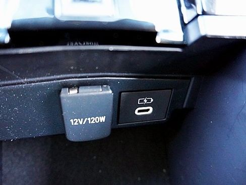 Used 2025 Toyota Corolla SE image 32