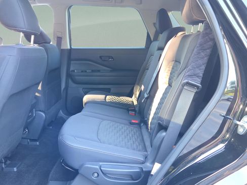 Used 2024 Nissan Pathfinder S FWD image 10