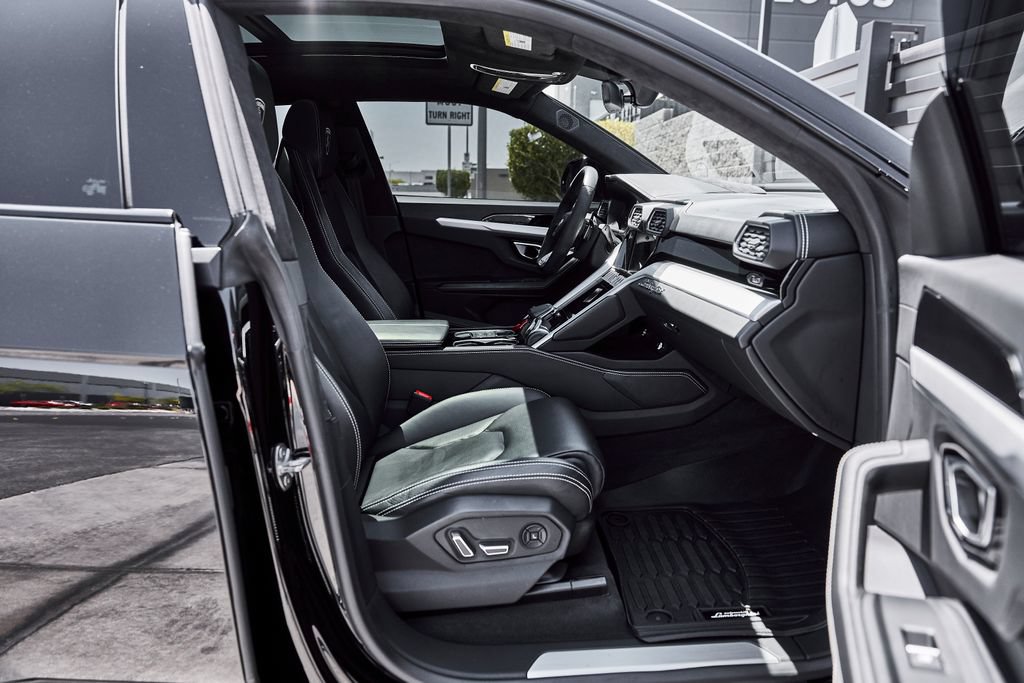 Used 2022 Lamborghini Urus AWD/4WD image 24