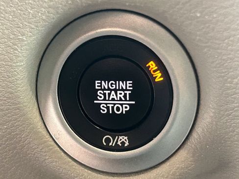 Used 2024 Chrysler Pacifica Touring-L FWD image 16