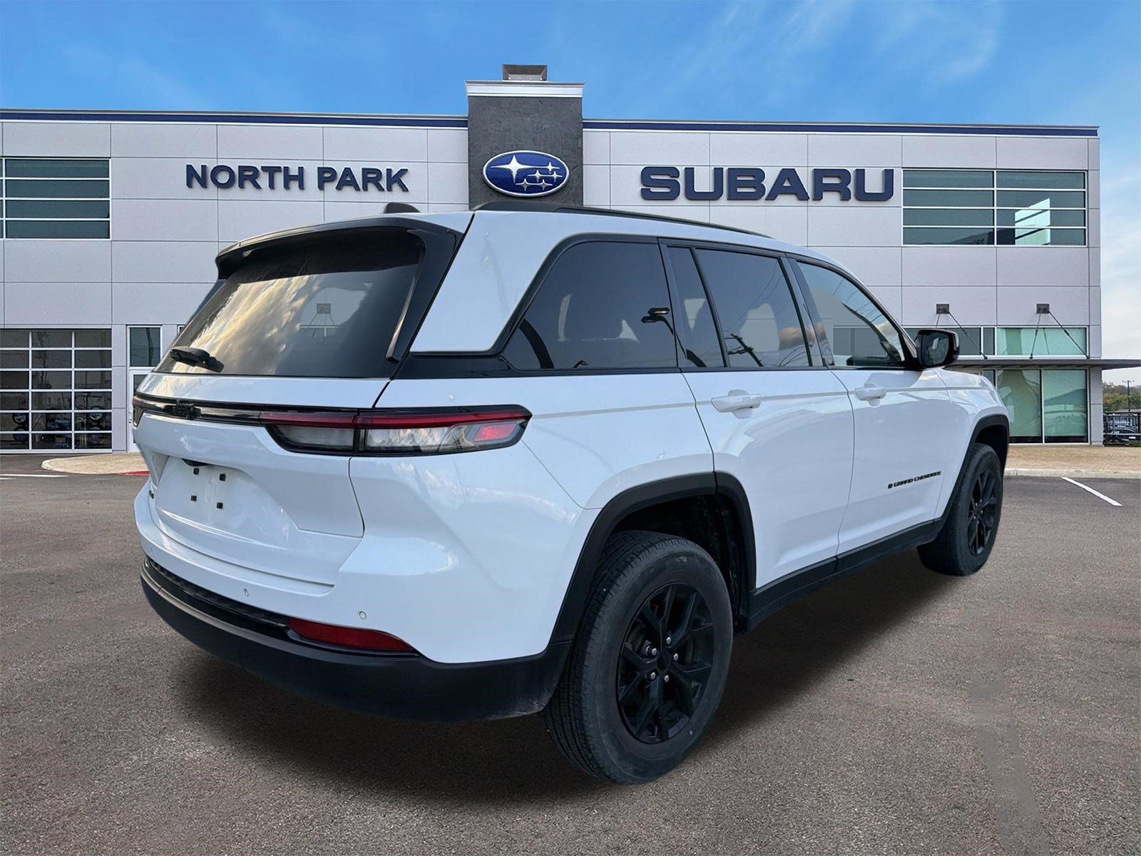 Used 2024 Jeep Grand Cherokee Altitude AWD/4WD image 3