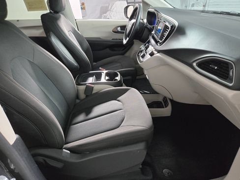 Used 2019 Chrysler Pacifica Touring Plus w/ Tire & Wheel Group FWD image 19