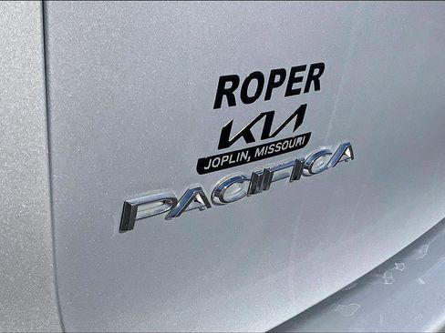 Used 2023 Chrysler Pacifica Touring-L image 8