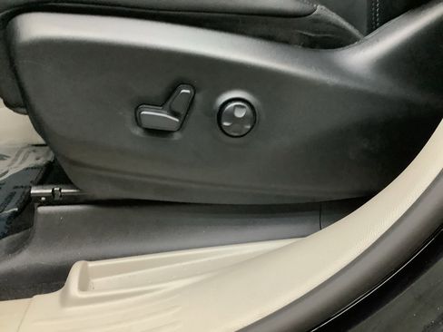 Used 2024 Chrysler Pacifica Touring-L FWD image 13