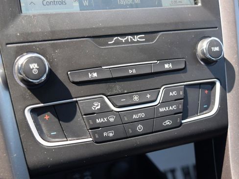 Used 2020 Ford Fusion SE image 30