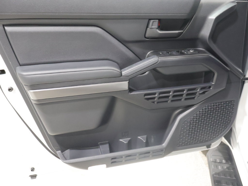 Used 2025 Toyota 4Runner SR5 AWD/4WD image 12