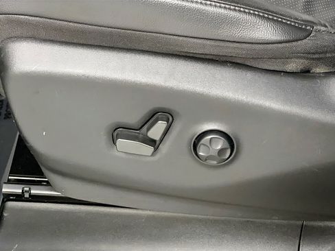 Used 2022 Chrysler Pacifica Touring-L image 16