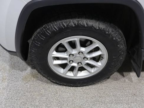 Used 2020 Jeep Grand Cherokee Laredo AWD/4WD image 9