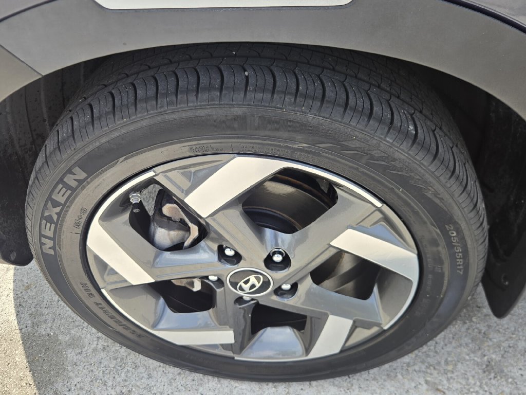 Used 2023 Hyundai Venue Limited FWD image 10