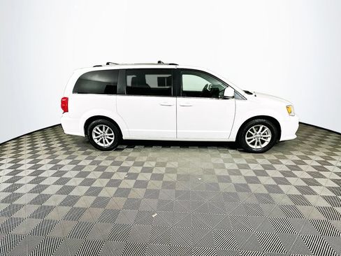 Certified 2019 Dodge Grand Caravan SXT image 11