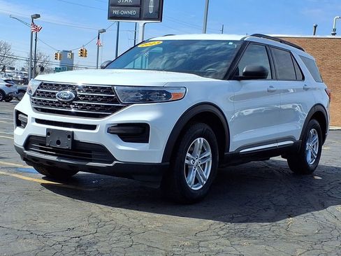 Used 2023 Ford Explorer XLT image 3