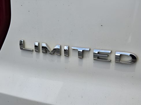Used 2016 Ford Explorer Limited w/ Equipment Group 301A FWD image 11