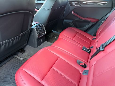 Certified 2025 Porsche Macan image 31