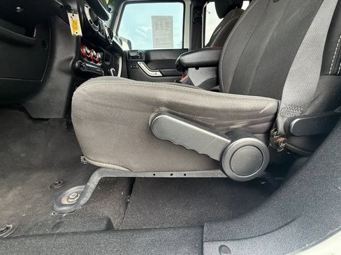 Used 2018 Jeep Wrangler Unlimited Sahara AWD/4WD image 32
