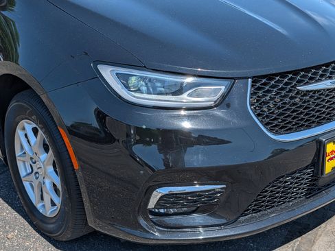 Used 2025 Chrysler Pacifica Select FWD image 16