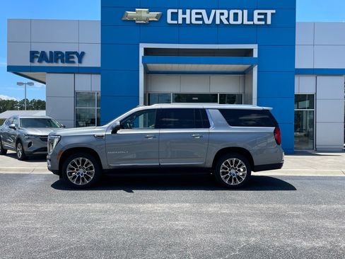 Used 2025 GMC Yukon XL Denali AWD/4WD image 2