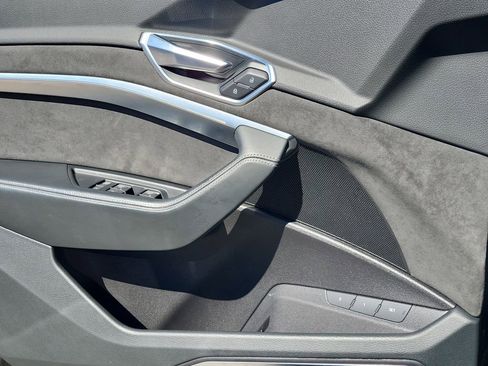 Used 2019 Audi e-tron Prestige w/ Prestige Package AWD/4WD image 10