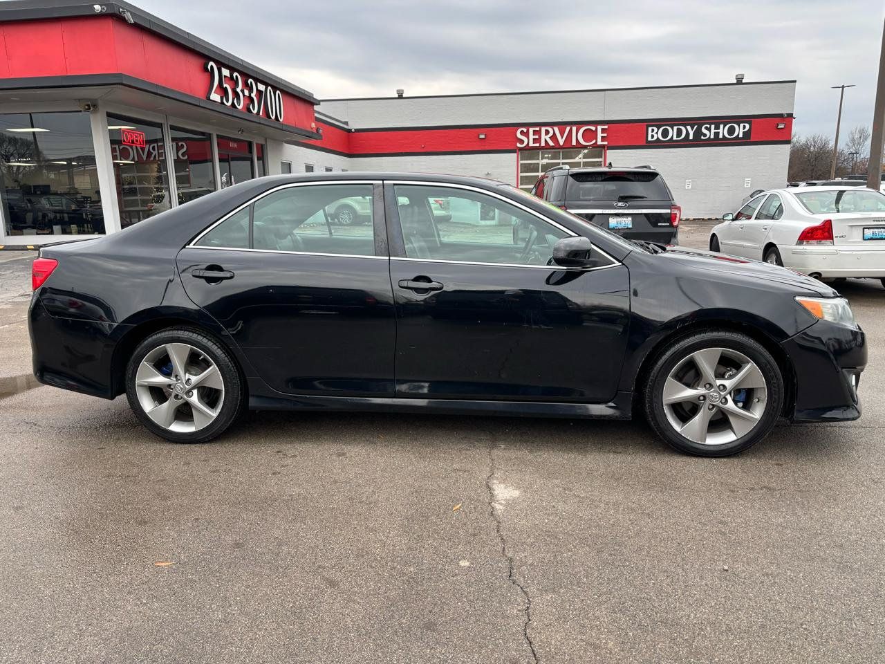 Used 2014 Toyota Camry SE FWD image 2