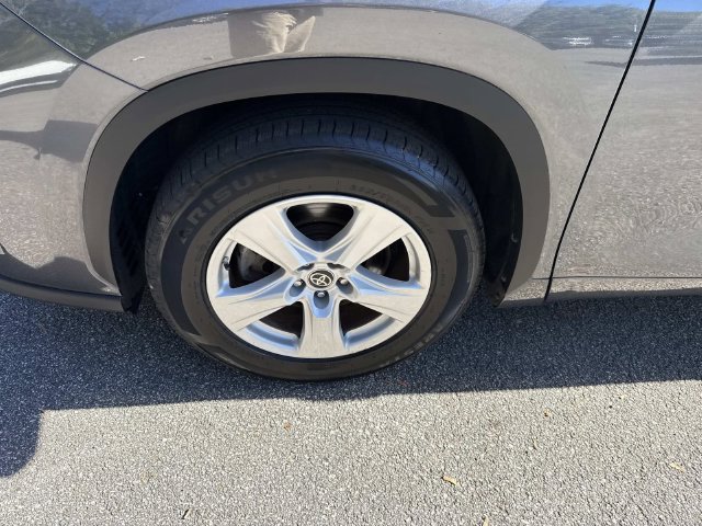 Used 2023 Toyota Highlander LE FWD image 16