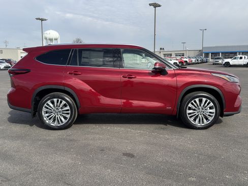 New 2026 Toyota Highlander Platinum image 3