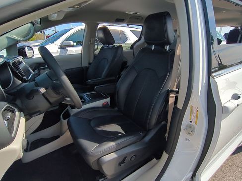 Used 2024 Chrysler Pacifica Touring-L image 18