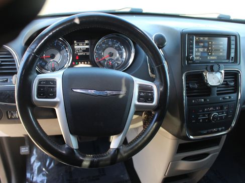 Used 2016 Chrysler Town & Country Touring w/ Driver Convenience Group image 18