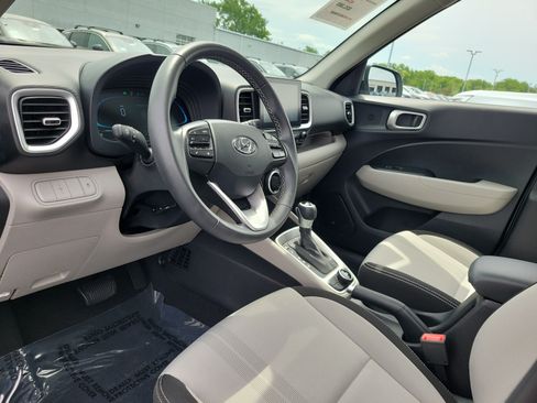 Used 2025 Hyundai Venue SEL FWD image 19